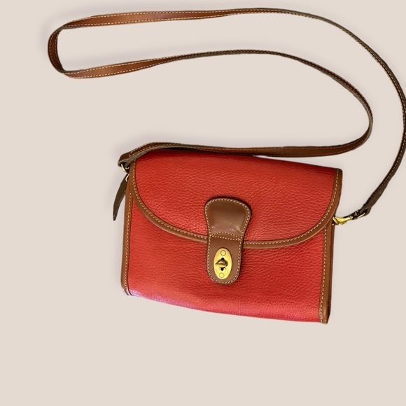 Vintage Coach Sheridan bag in red with brown trim - Picture 5 of 11